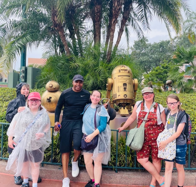 alt txt = CP3O and R2D2 behind 5 Disneyworld tourists